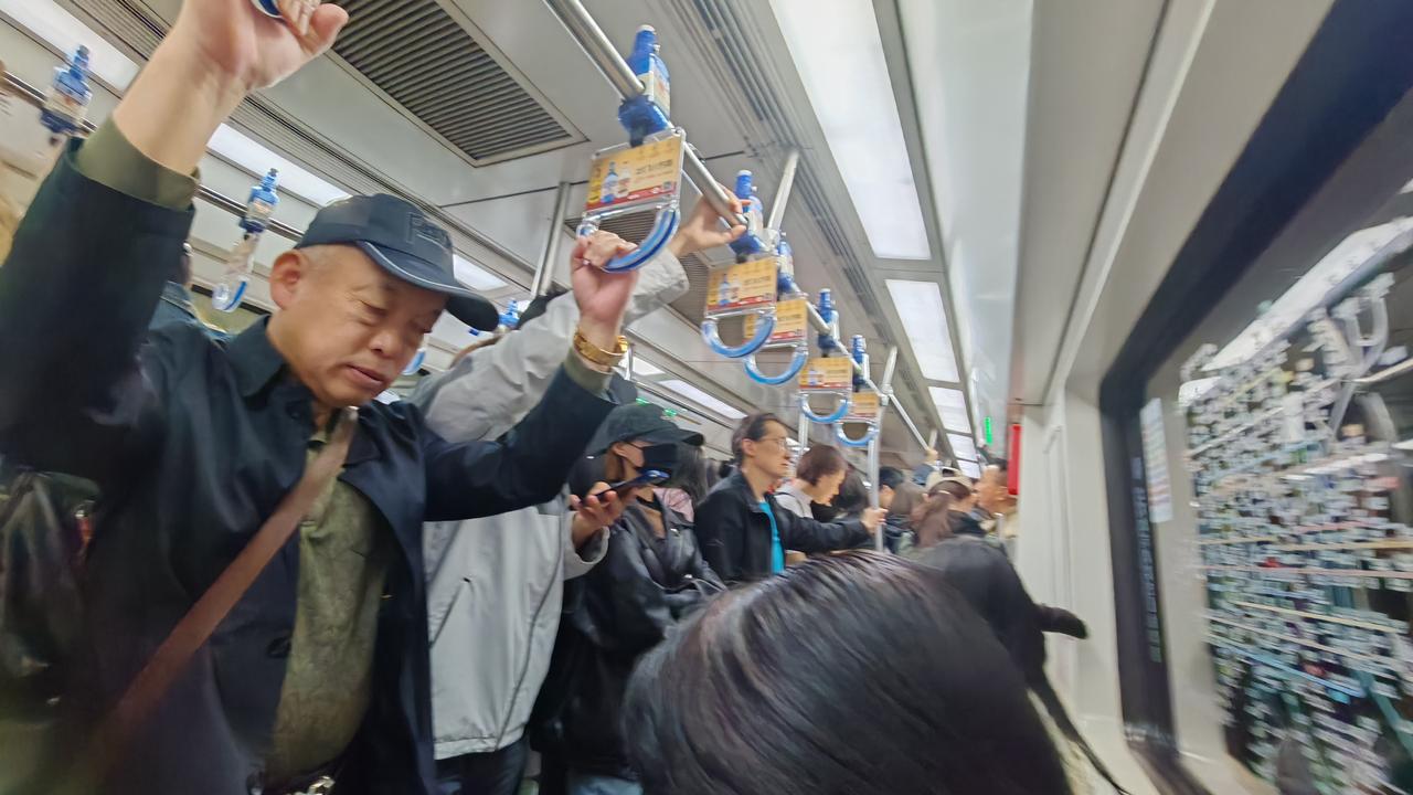 六位姐妹来自天南地北：鸡西、沈阳、鞍山，朝阳、成都、吉林。
现齐聚在地铁天宫门站