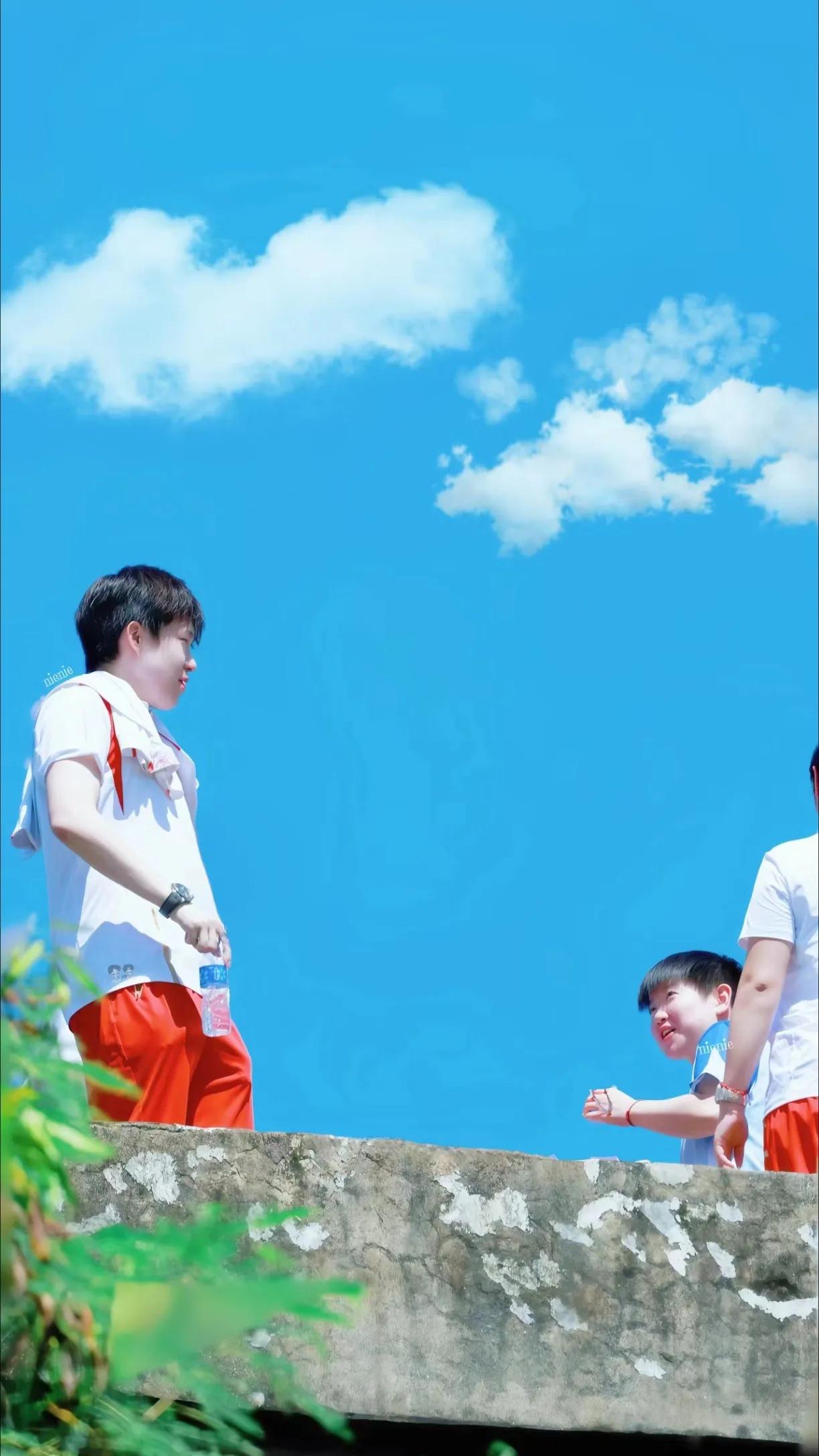 哇塞！这张照片真是绝了！
蓝天白云下，少男少女开心对视，简直就像是从漫画里走出来