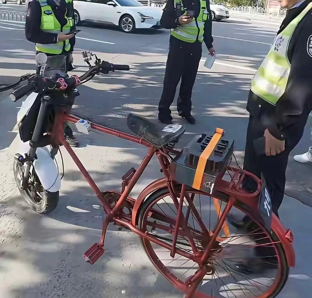 高手真的在民间！二八大杠自行车硬生生改装成电动车，车尾还挂上九号的牌子。
这脑洞
