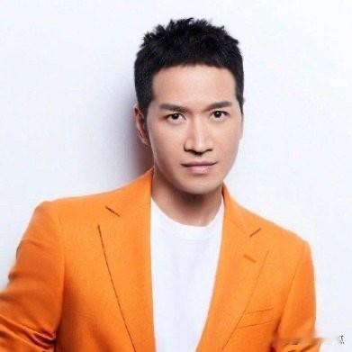这泼天的富贵
何晟铭也算是接住了
何晟铭已经转战直播行业，今天落地青海，晚上7点