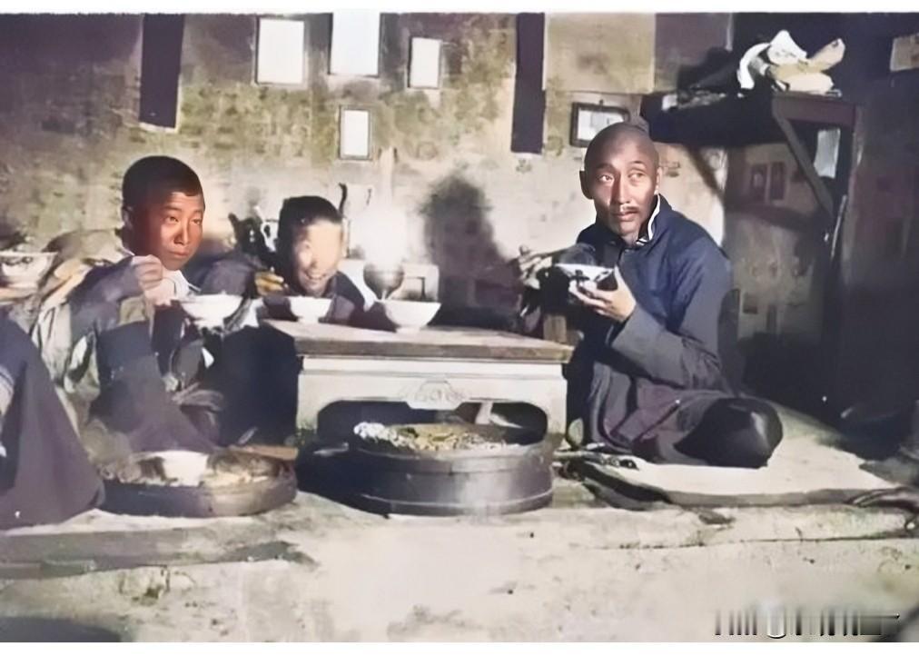 这是民国时期一户小地主在家中用餐时的一张老照片，这绝非演戏，也绝不是电视剧里的演