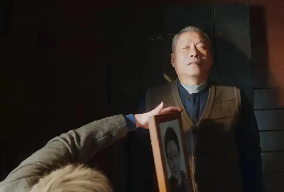 崔老爷子咳到半夜自己拨120，电话还没说完就倒在地上，第二天邻居开门才发现人已经