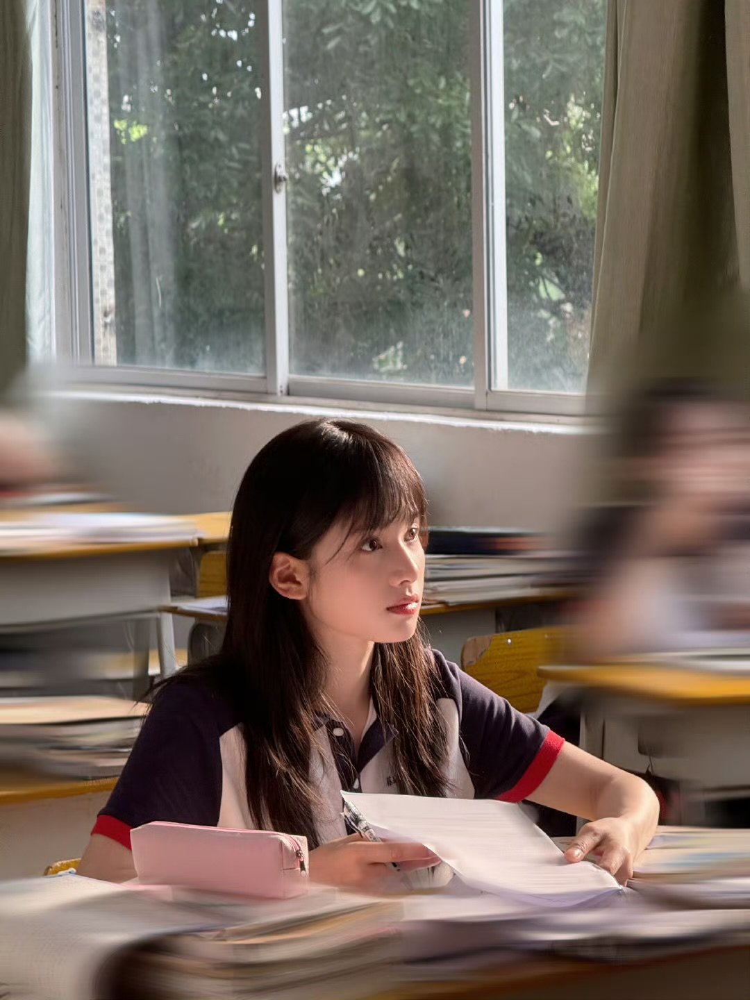 张婧仪齐刘海学生造型张婧仪的片场瞬间太乖了太乖了～齐刘海真的很妹 ​​​