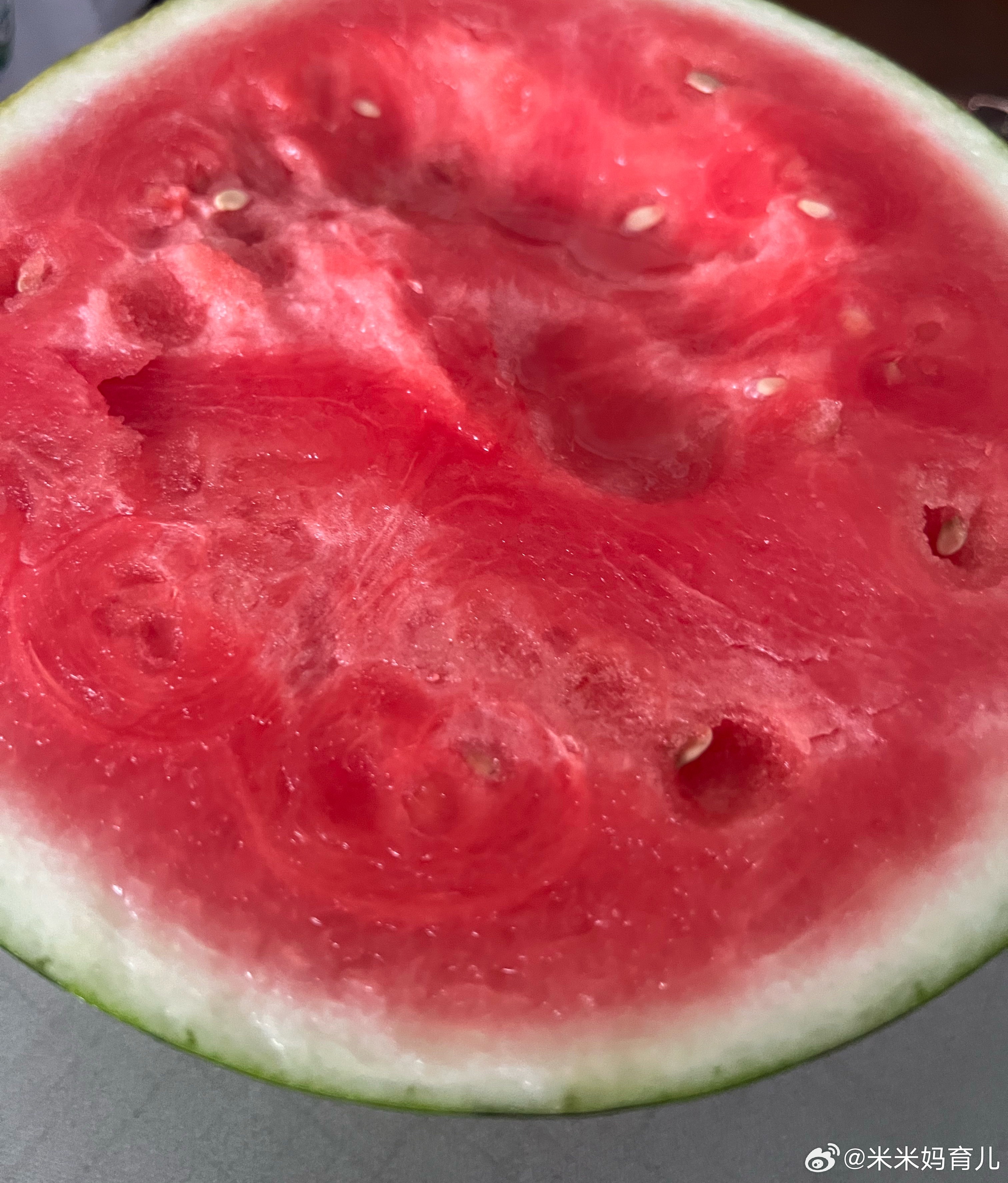 这几天已经穿短袖了我们也吃上了大西瓜甚至米米要开空调了真的热起来了米米的成长记录