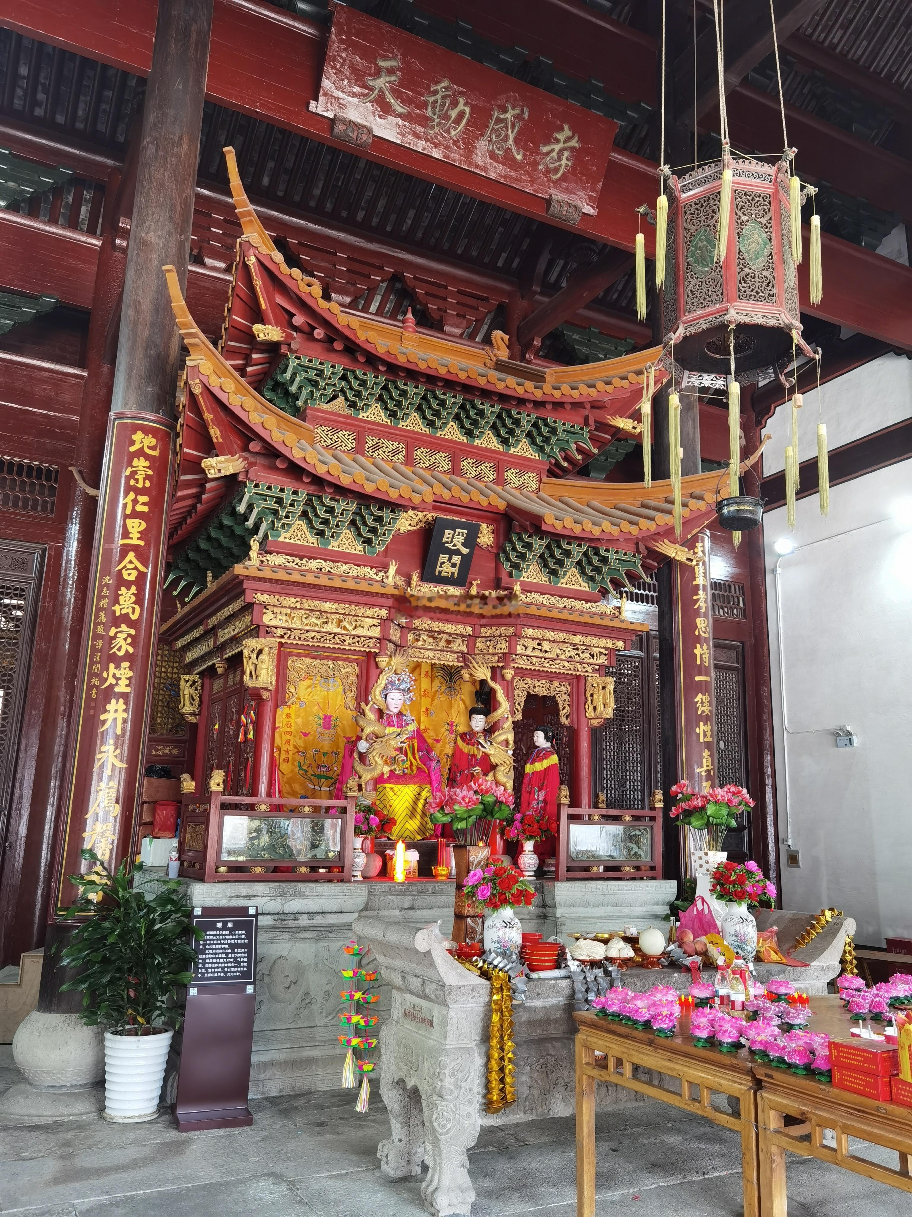 曹娥之于上虞，是与妈祖般尊贵的存在。你们看在“曹娥墓”上那个一元硬币……所以说中
