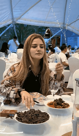 这个洋妞自从嫁给中国老公后，耳濡目染学会了很多中国功夫。比如这次吃席，她轻轻的转