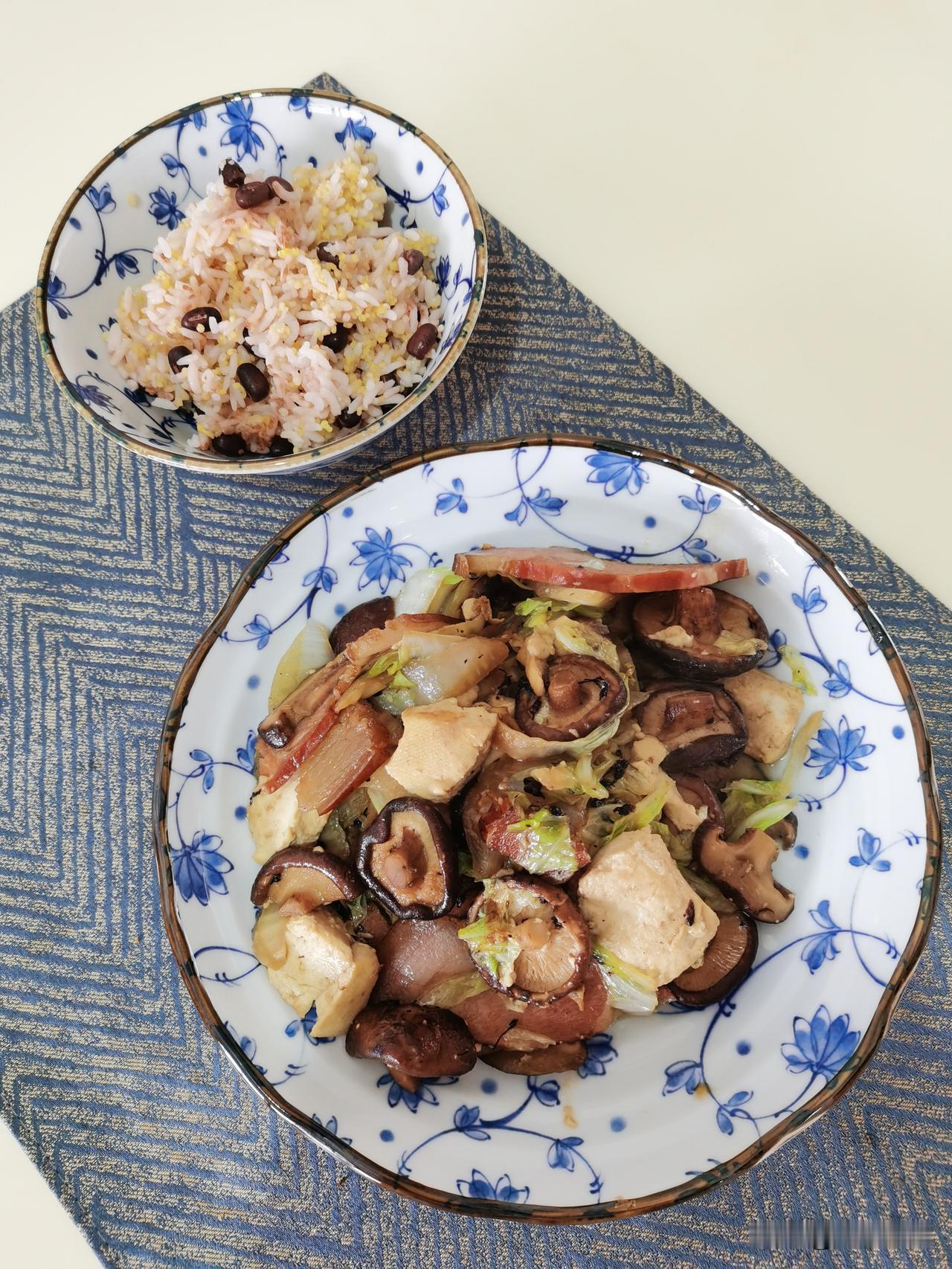 每次吃饭前我都告诉自己：
就吃一小口。
结果吃完发现：
我只是一小口一小口地吃完