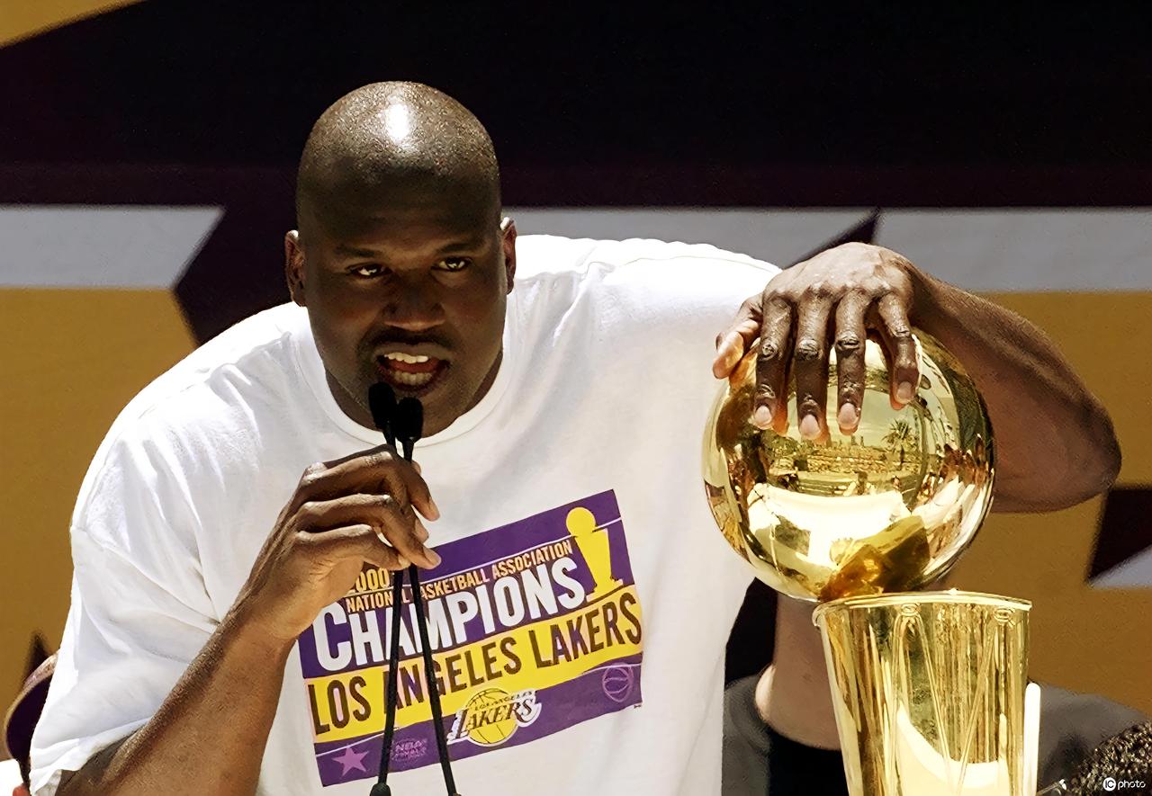 现在很多球迷没看过奥尼尔打球
不知道奥尼尔鼎峰到底有多强
扣碎篮板不说
联盟还因