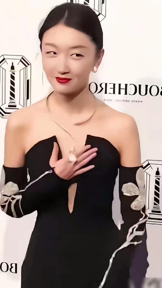 周冬雨的身材争议，这几年就没断过。
 
2018年穿黑短裙，造型师被吐槽“可以废