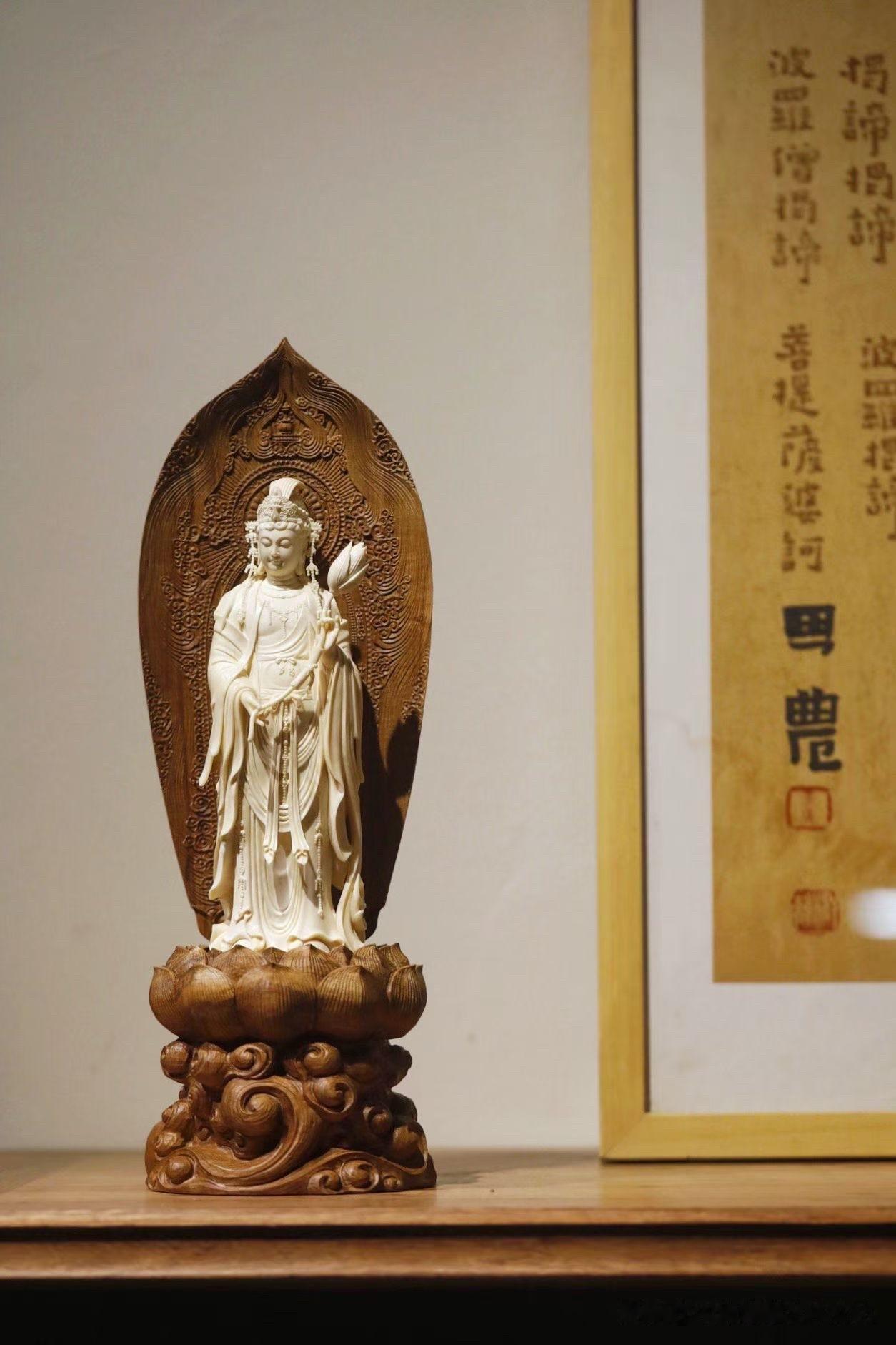 有些作品，远看是庄严，近看是匠心。

猛犸的温润凝白，与檀香的沉稳厚重相映成趣。