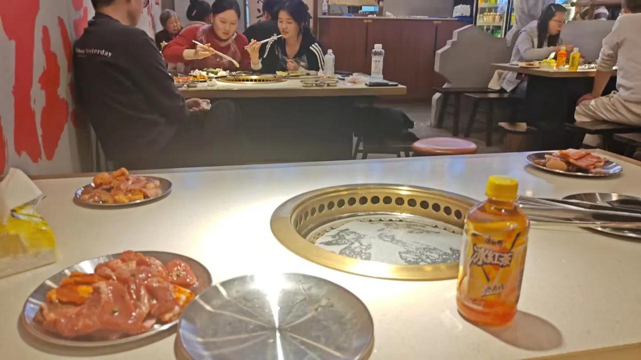 儿子最爱的姨哥上周六结婚了，过年回家的时候知道哥哥没有选择五一和十一结婚，天都塌