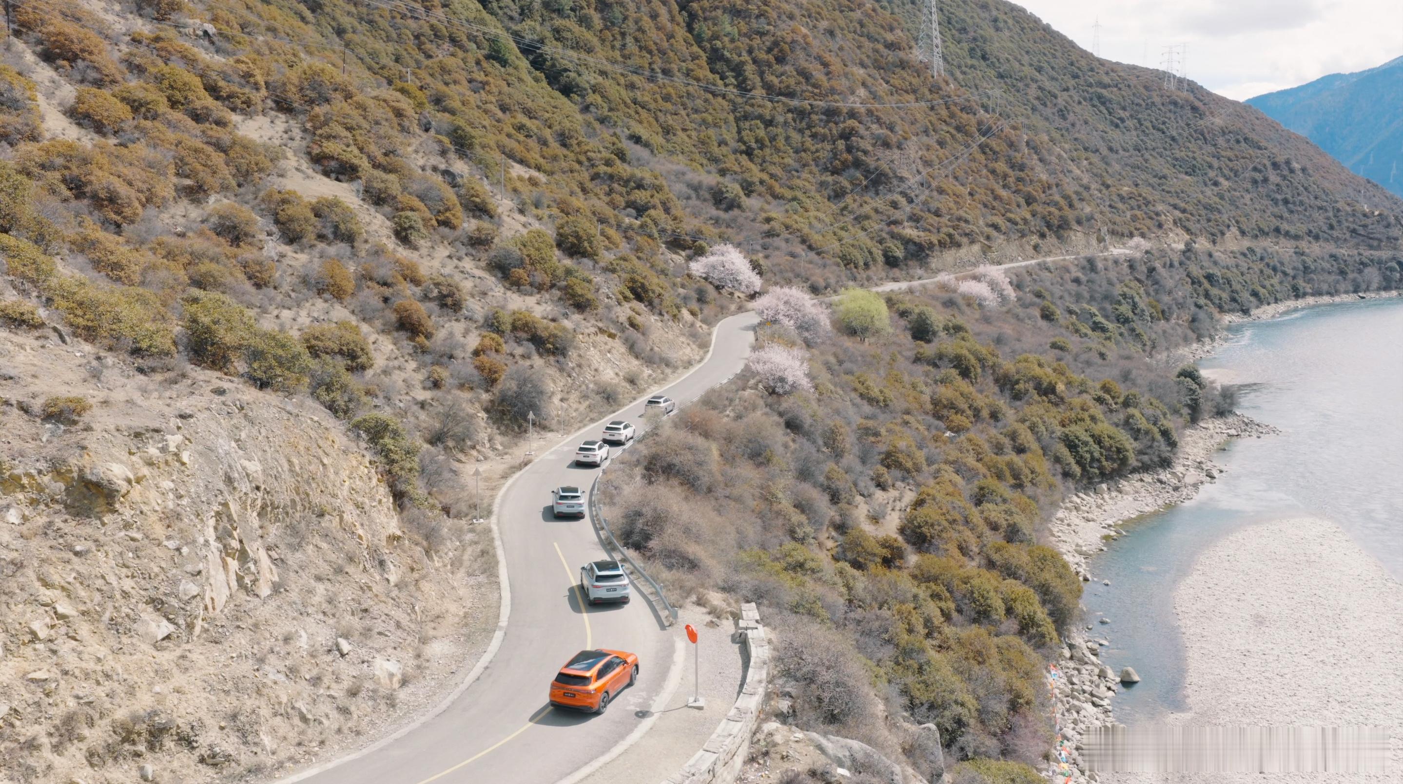 问界M6动态评测首发首发动态评测！问界M6全系标配896线激光雷达+乾崑ADS 