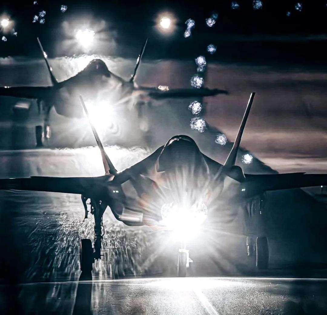 北约国家空军夜间演习起降
航空航天 战斗机 武器装备 军事 航空摄影 航展 飞行