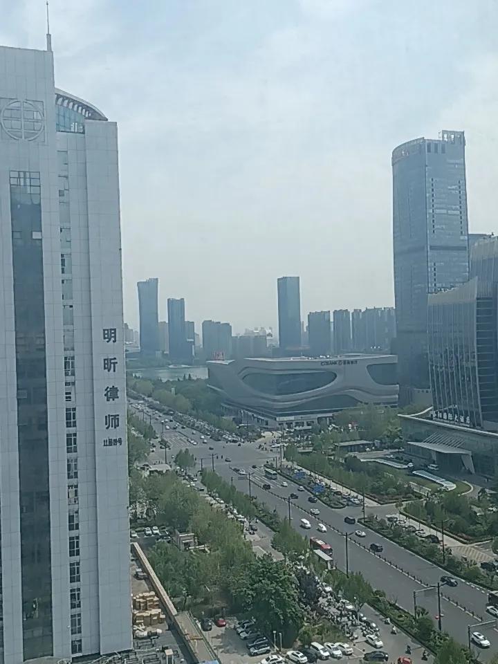 证券公司的可融券有三个来源：
一是从基金、大股东处借。
二是证券公司自营资金持仓