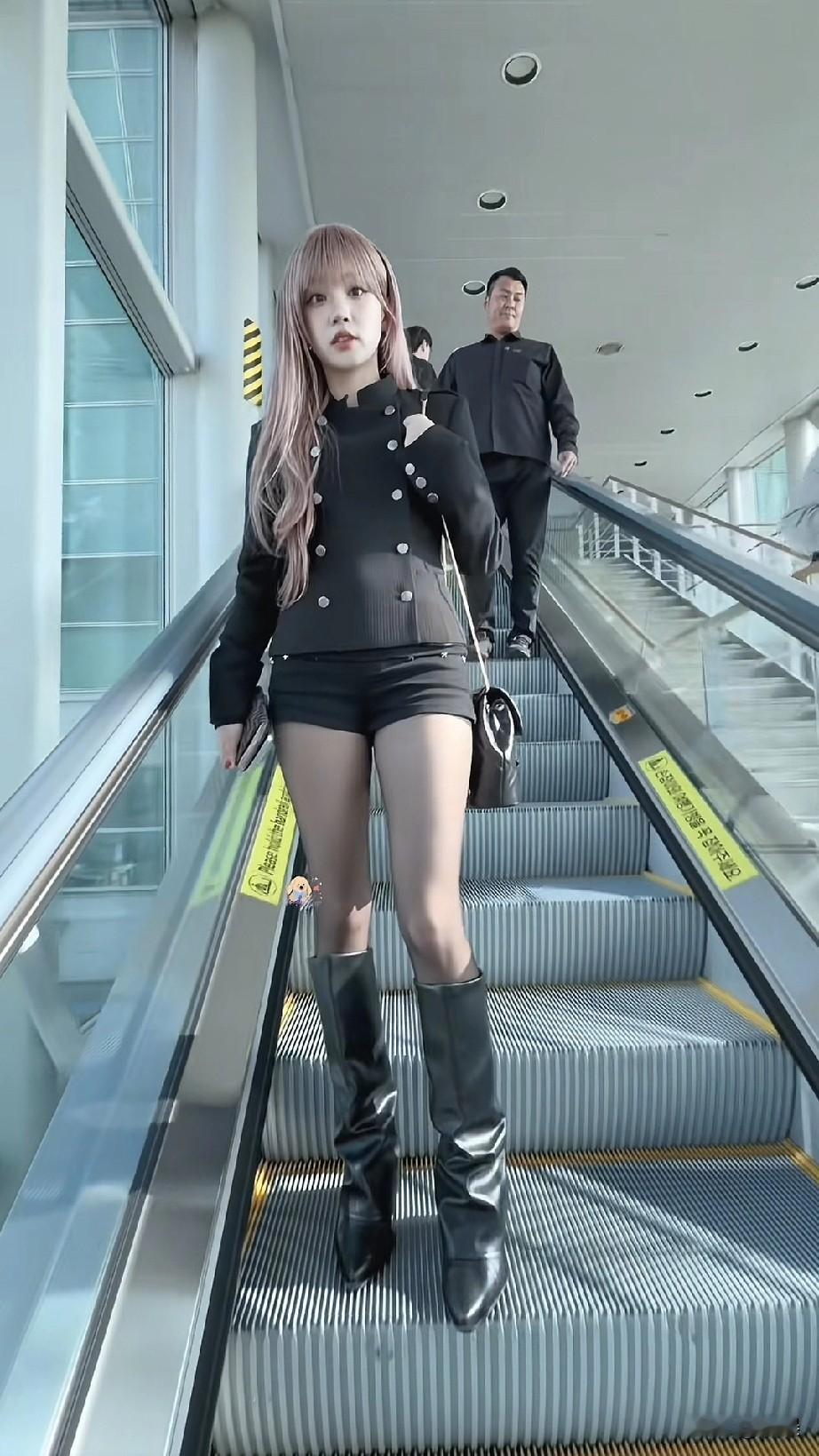 宋雨琦机场粉色长发，黑色短款外套配短裤