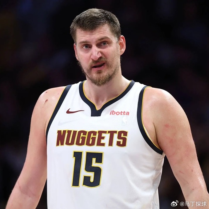 约基奇今天将对阵马刺出战！！他需要参加今天的比赛，以达到所需的65场比赛，从而有