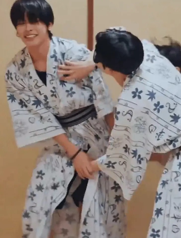 吴是温左手握格调右手摸扔 前田陆真的受得了吗？ 