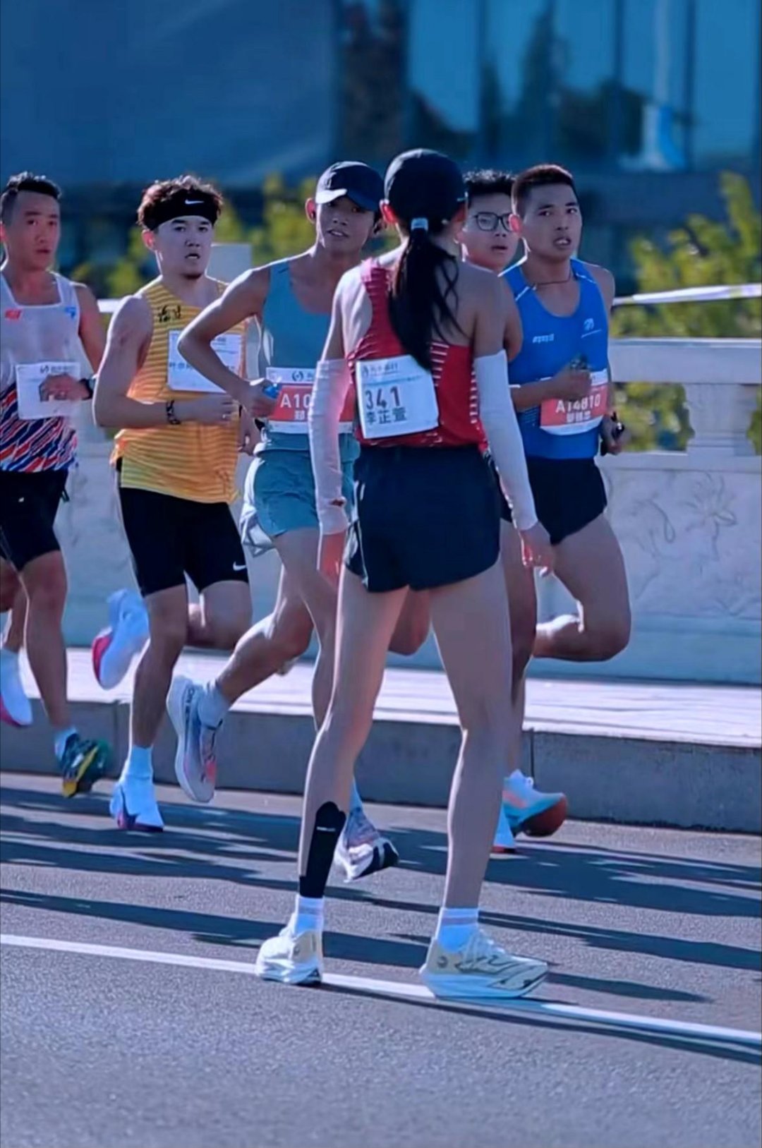 衡水湖马拉松，其他选手看到李芷萱退赛后的反应！#精英跑者##跑步[超话]# ​​