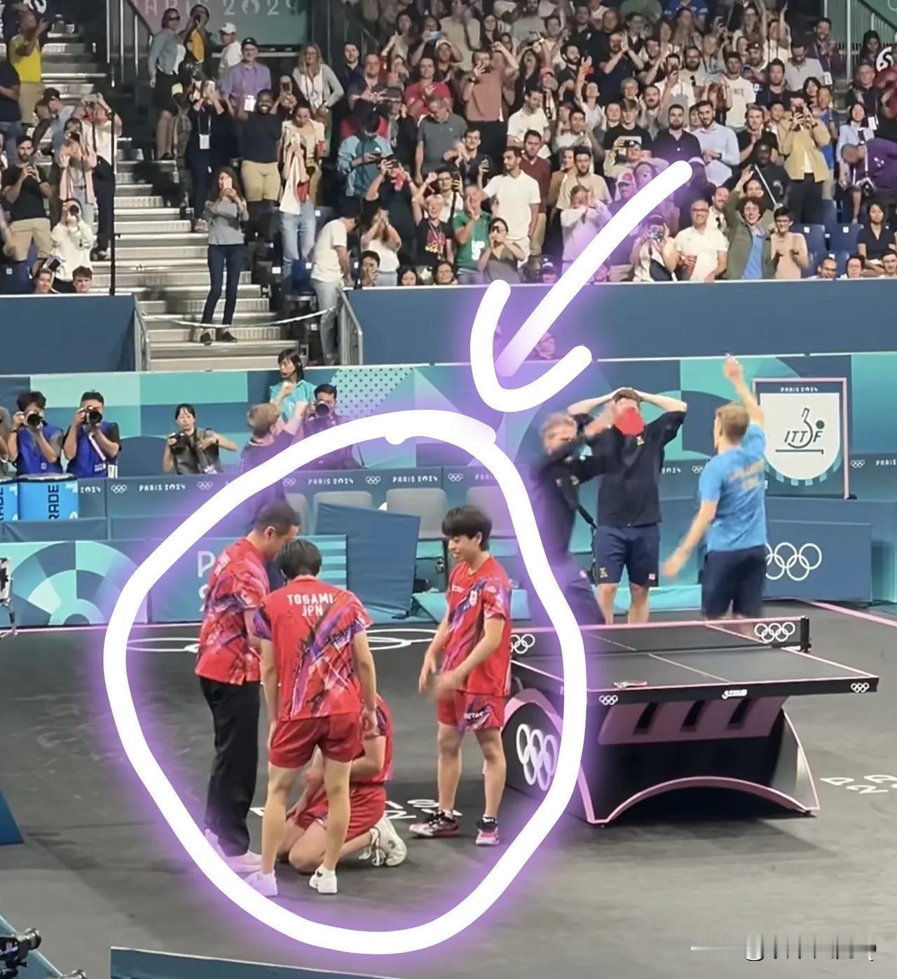 日本乒乓球队这迷之操作！
队友输球了，跪地不起，要死要活！这位竟然站在身后微笑，
