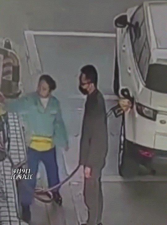 出乎预料了，江西九江，一名男子开着路虎去加油站加油，但工作人员为其加油时，就觉得