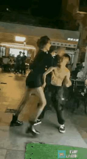 为讨好妇人拉偏架。