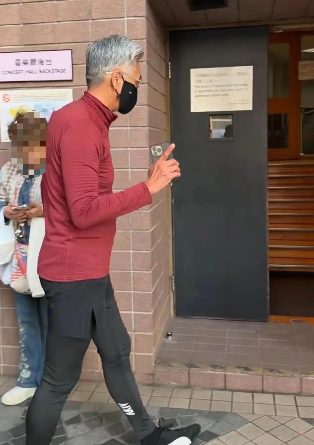 刷到周润发70岁跑完10公里，我愣了3秒。
他不是在炫耀，是在给我们这代人，敲响