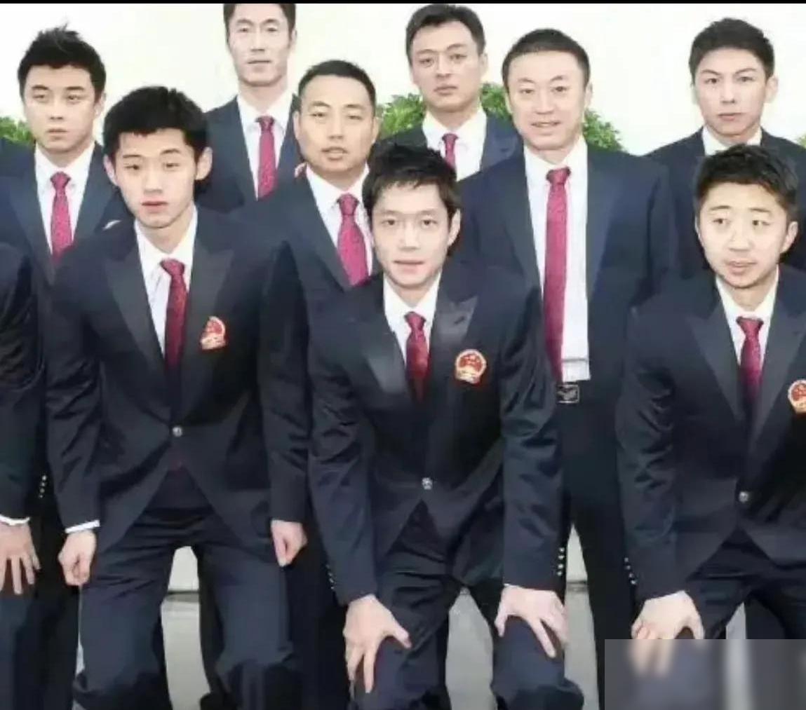 几位国乒男队核心教练员与球员西装革履、佩戴国徽的合照：
我一眼扫过去，反倒不想急
