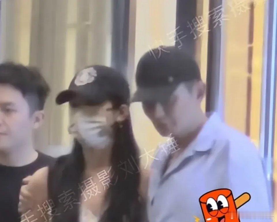 #张婧仪刘冲 闺蜜#刘冲和张婧仪不仅是好友，还是老乡，这份情谊自然非同一般。聚餐