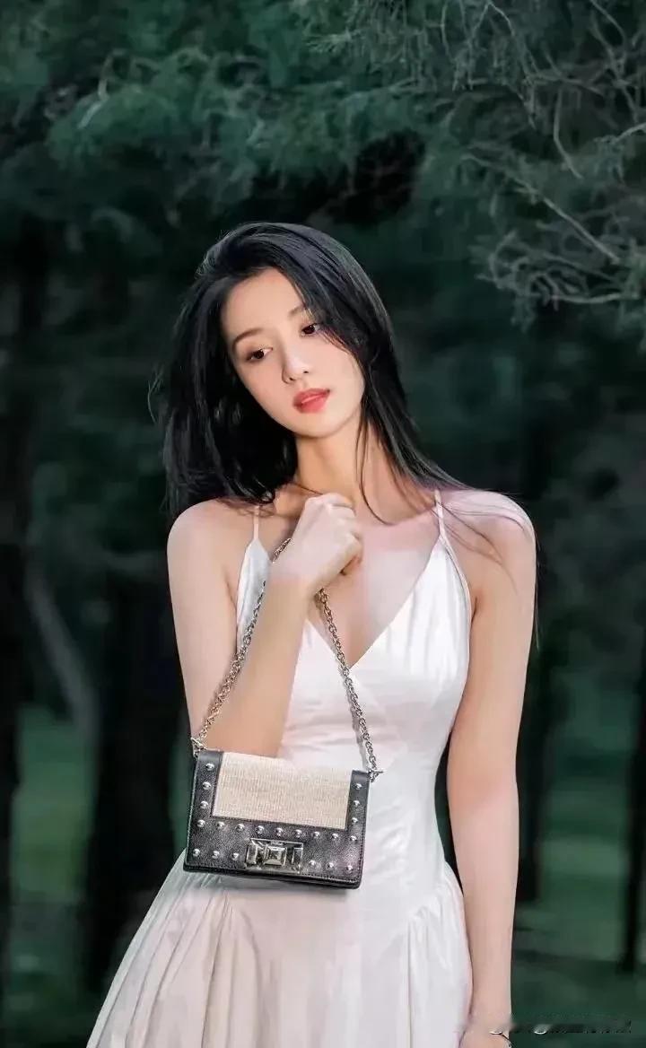 一辈子，多少爱可重来？时光匆匆，岁月无情，错过的爱如流沙难再紧握。或因年少轻狂，