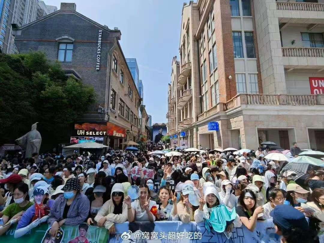 李昀锐武汉人气李昀锐武汉活动现场李昀锐武汉活动现场，人气爆棚了，[心][心] ​