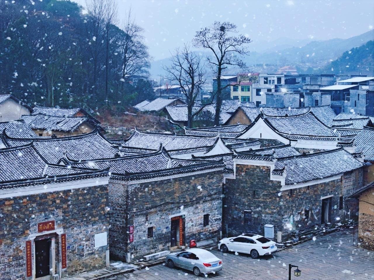 庄子《天地》之十五

谆芒将东之大壑，适遇苑风于东海之滨。苑风曰：“子将奚之？”