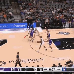 哈珀挺香的…这块头吃错位，还能打无球，空切意识也好nba ​​​
