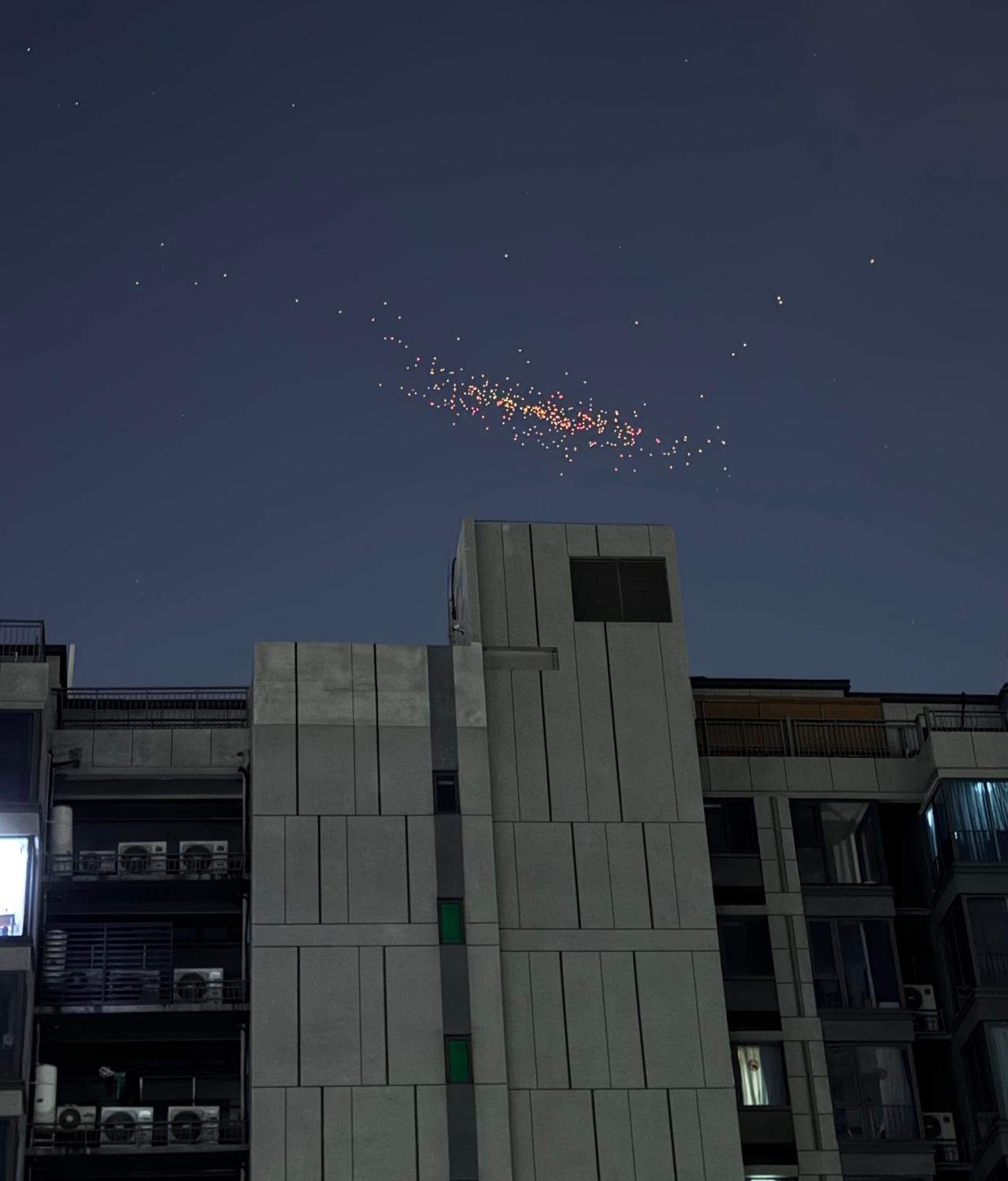 终于知道良渚上空飘的是什么了！
今天朋友圈都快炸锅了。
好几个住在良渚那边的朋友