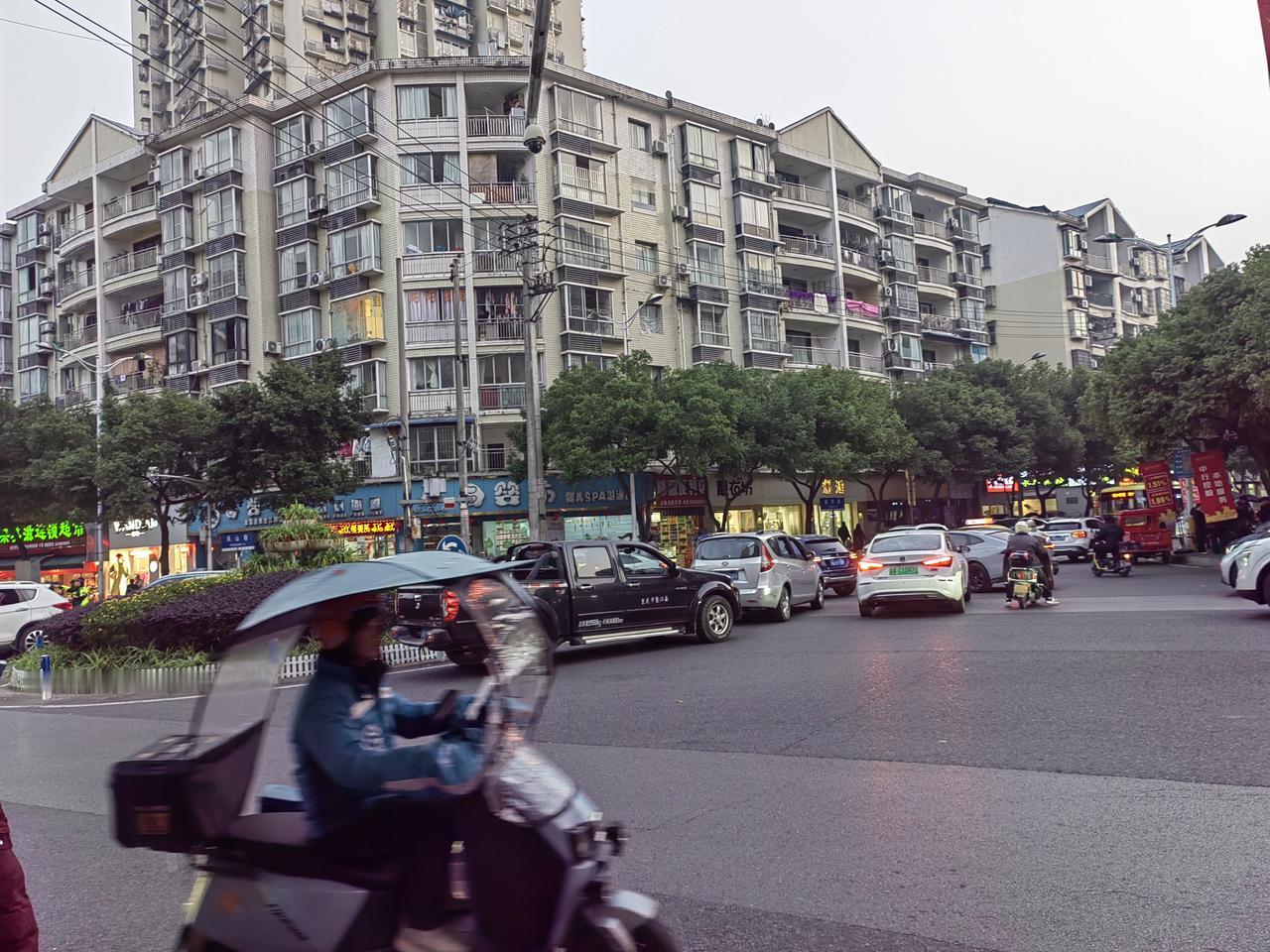 这几天县城里汽车比以前多了
        2026年2月12日晚6：40分，正