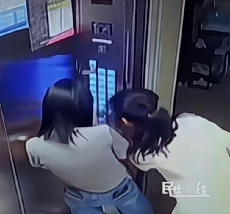 母女俩下电梯时，把所有楼层的按键按亮，大家都在谴责这母女俩。
可我想说的是，电梯