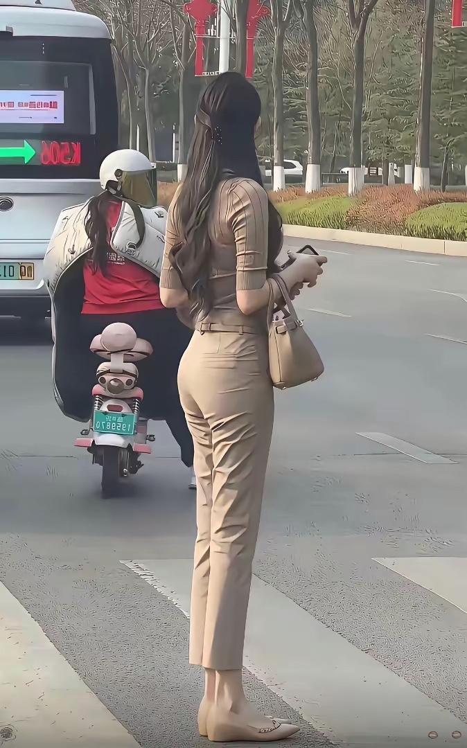 突然发现一个现象
现在的年轻女性都不穿那种紧身牛仔裤了
取而代之的是阔腿裤和这种
