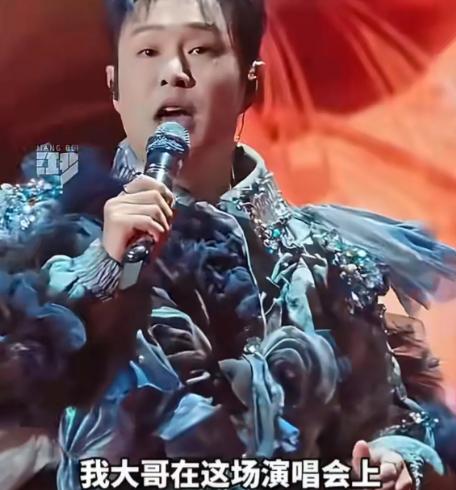 5月12日小沈阳大同演唱会上，沈春阳爆料：大哥为备演瞎减肥，十天竟把自己折腾进两