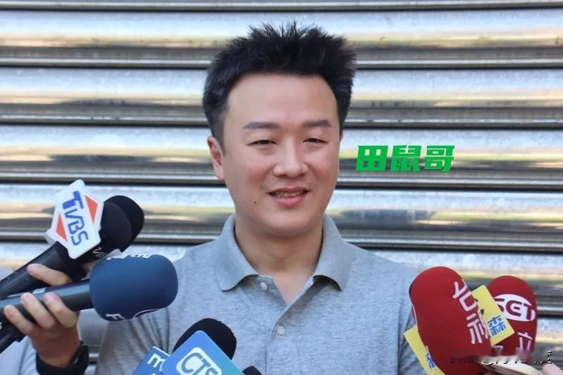 田鼠哥谋了个绿媒代班主持职位，奴相尽出，媚相尽露！
蓝营叛将李正皓被国民党开除后
