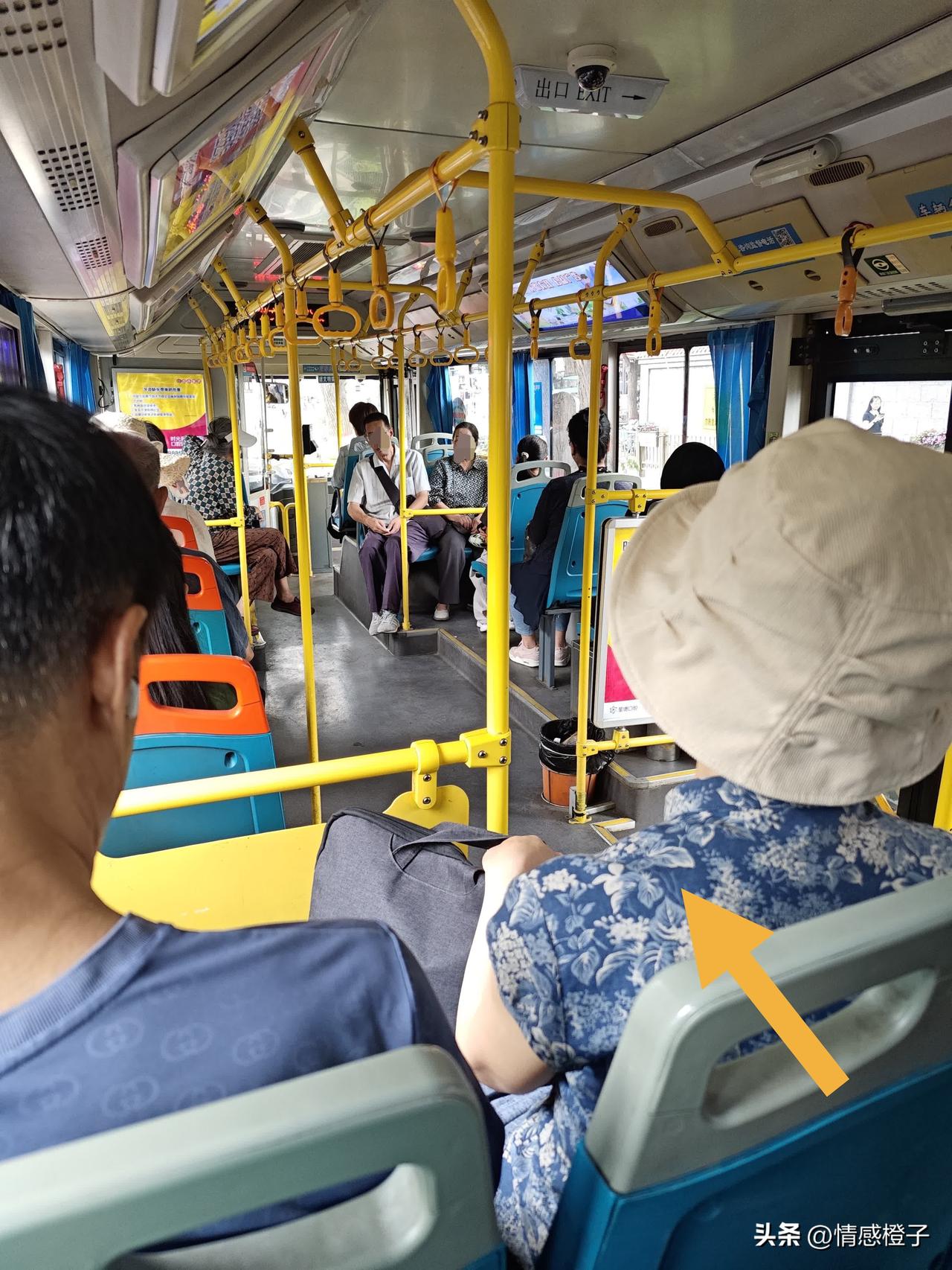 有些大妈这么没公德心吗？

今早兰州130路公交上，我前排一大妈刷着小视频。直接