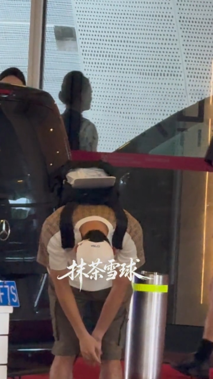 救命😢吴磊还背着路演的时候粉丝给做的宣传牌吴磊背着粉丝做的宣传牌