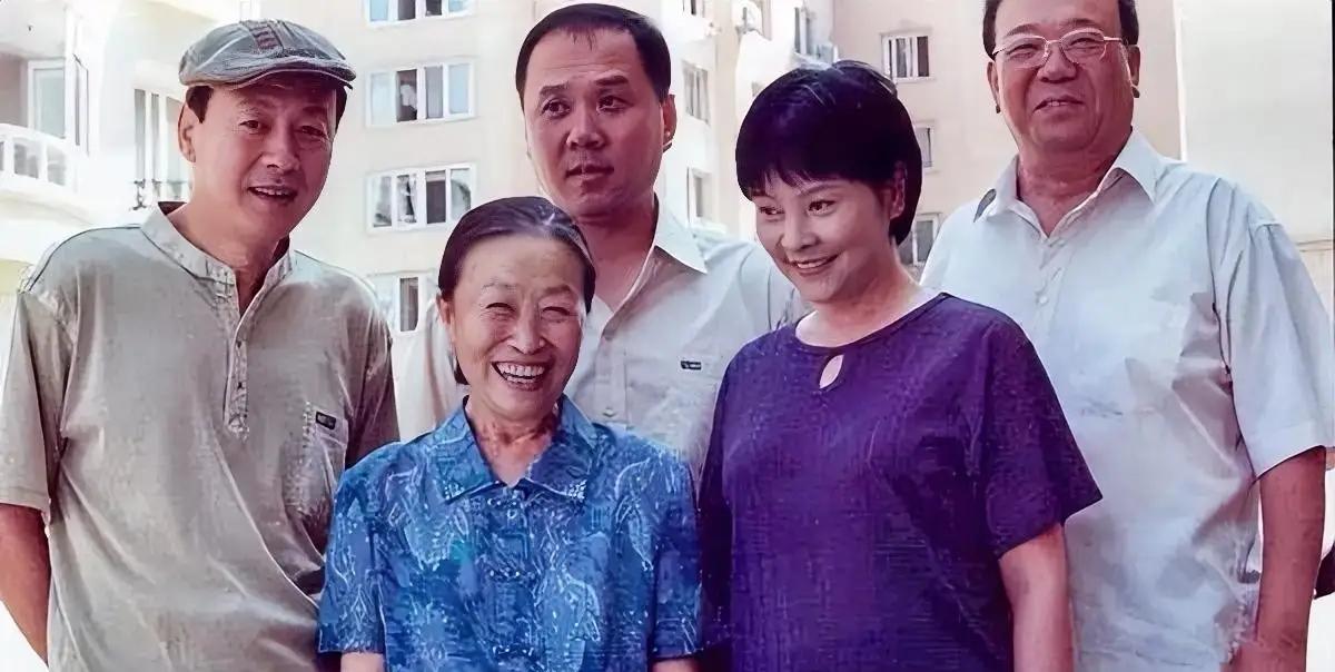 一眼认出了，身穿翠蓝色白花衣服老太太，她不是演过《丑娘》的张少华老师吗？这里你还