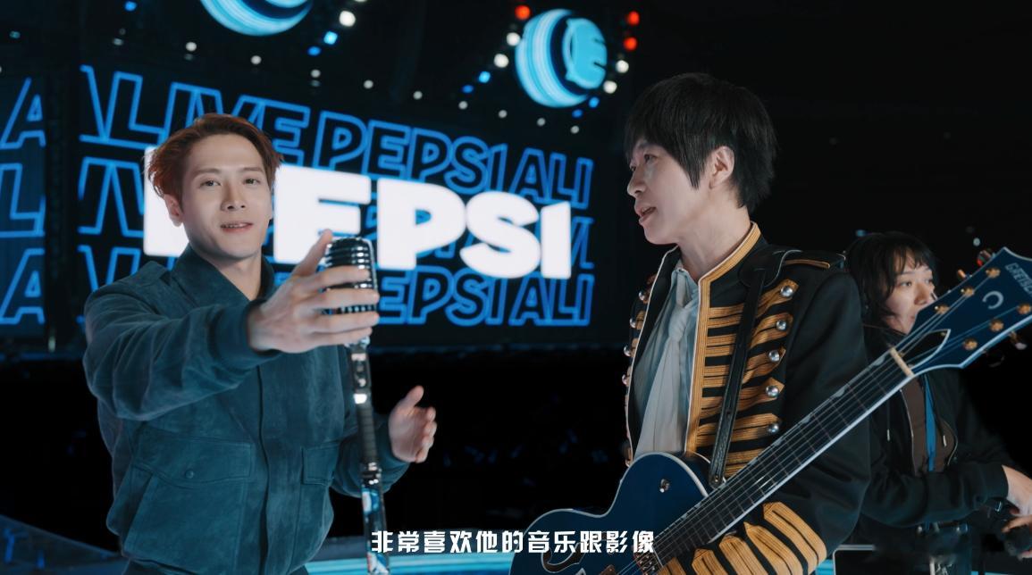 百事《ALIVE》MV以及完整幕后花絮首次公开，其中记录了阿信和王嘉尔共同打磨 