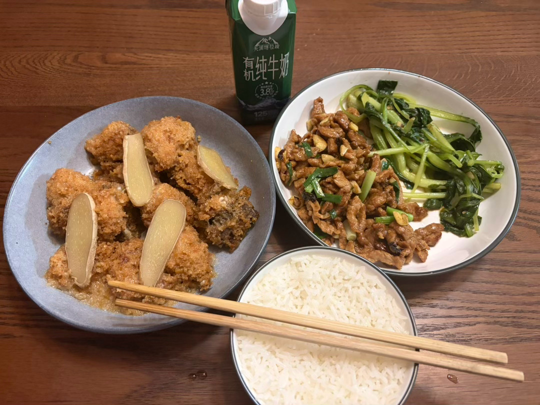 今晚吃的东西。做的稍微咸了点，嘶。 ​​​