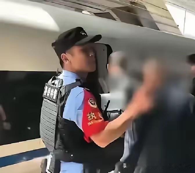 河南洛阳高铁站，特警执勤时被一个大爷拦住：“我没票，但要上车。”正要解释规定，大