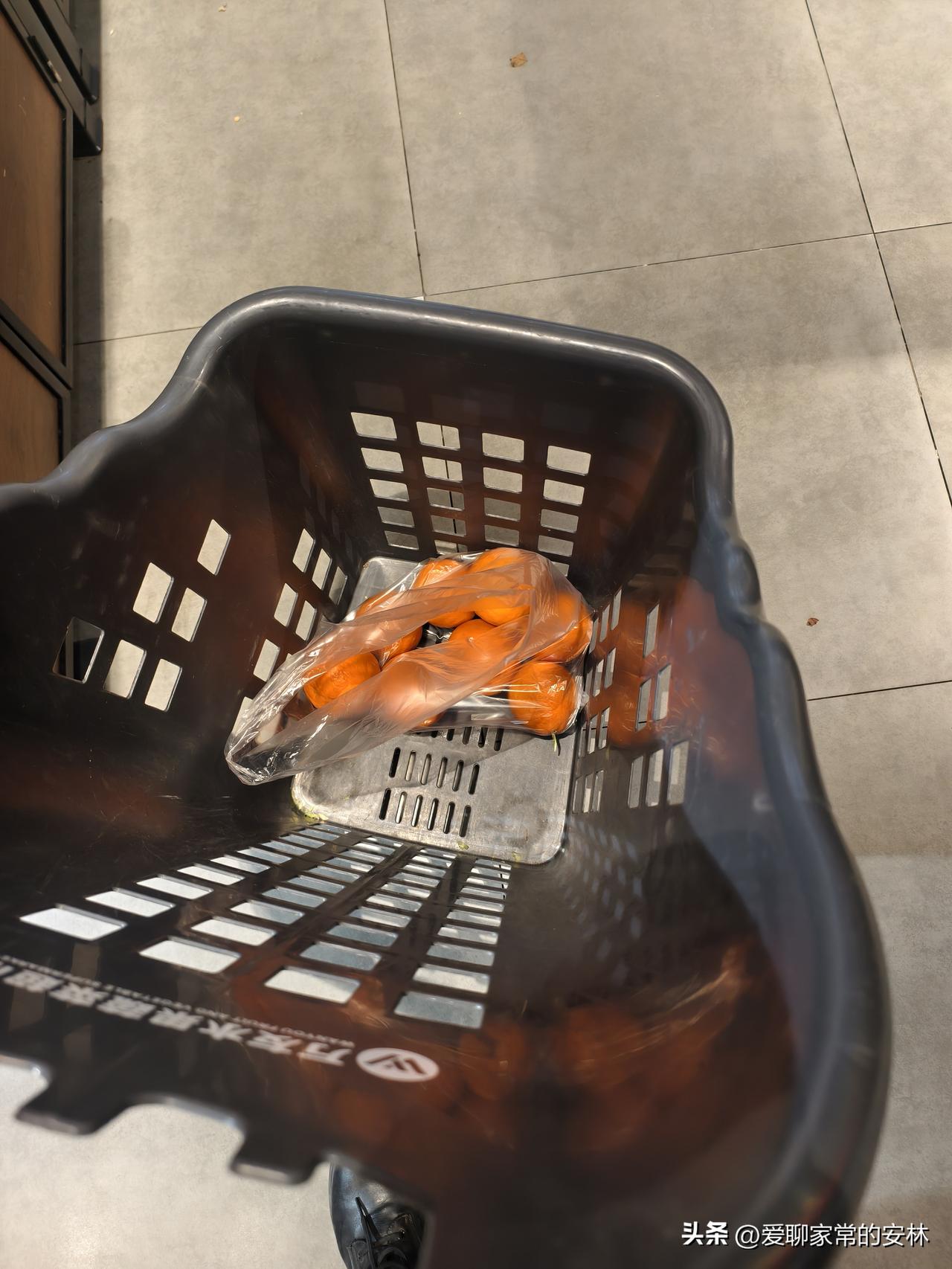 今天去超市想买一些果粒橙，因为我们家的人都喜欢吃，没想到货架上堆得满满当当，根本