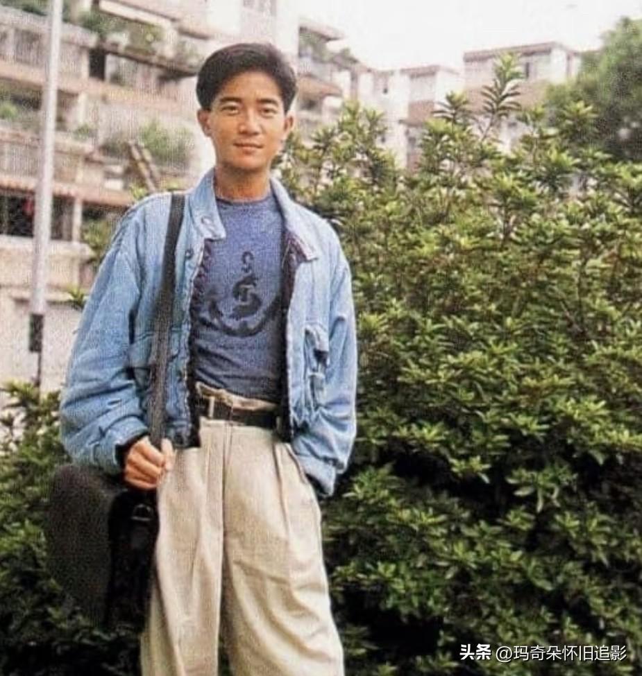 📷陈百强的穿搭，放现在看也特别绝！

日常里，牛仔是他的心头好。一身牛仔套装，
