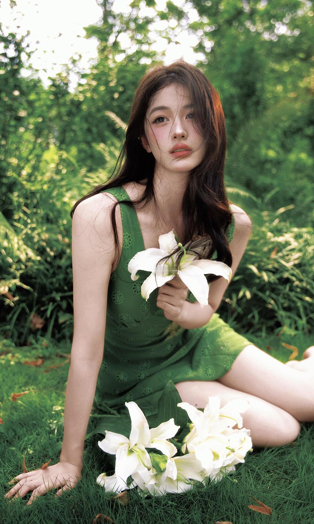 蝴蝶落在女子面庞，这一画面太有冲击力。她的姿态是微微蜷缩的，像是在自然里轻颤的花