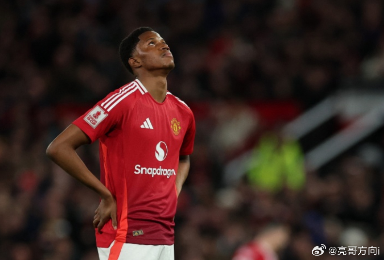 《每日邮报》报道，曼联U18主教练达伦·弗莱彻准备本周派出奥比·马丁（上图）与J