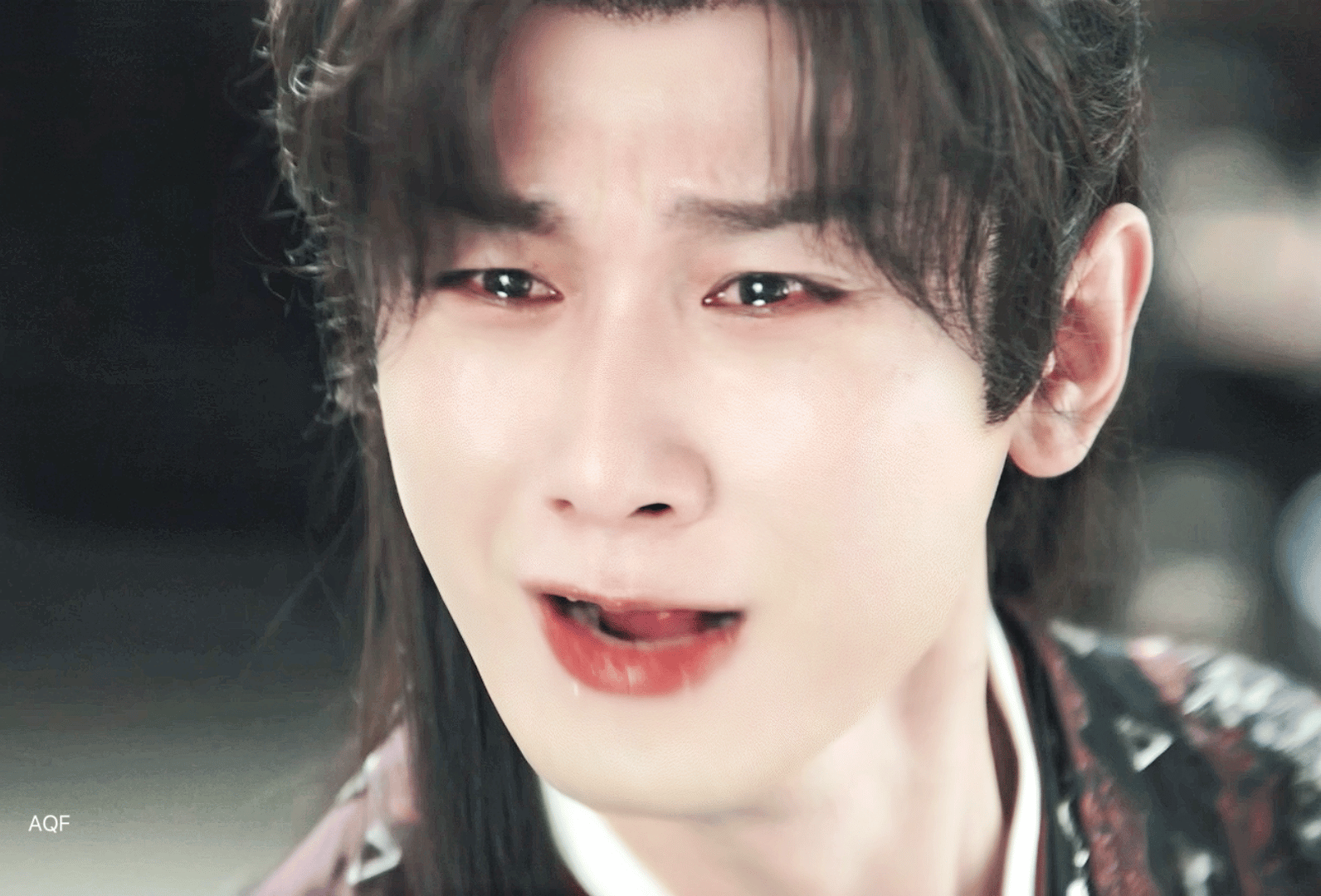 赴山海都扑成那样了，年龄又成迷，现在和朱一龙一个赛道吗？龙龙都是影帝了，他还在拍