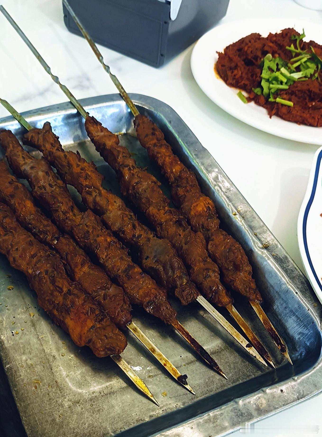 感覺吃了一個假肉🥩，不過涼麵味道很好，很延邊。老大哥（1966年）問我多少歲？